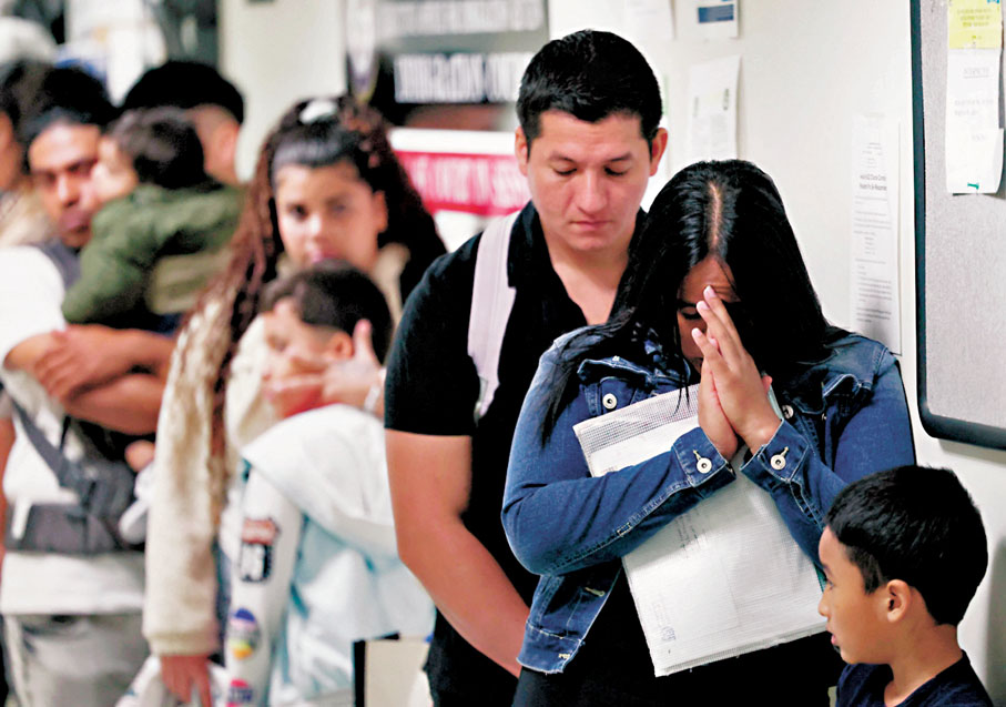 ●多個家庭在紐約聯邦大樓移民法庭外，排隊等候聽審。 法新社