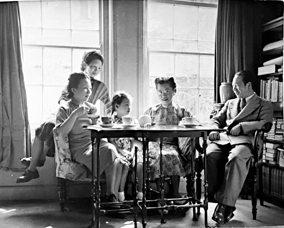 ●逸伏盧的客廳。 照片背後附有標註：廖仲周攝贈  一九四七，八，十五。牛津；從左至右：蔡岱梅、陸晶清、熊德荑、吳素萱、熊式一