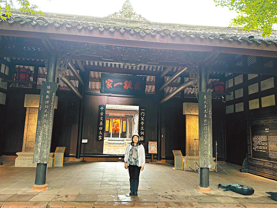 ●作者在三蘇祠前留影。 作者供圖
