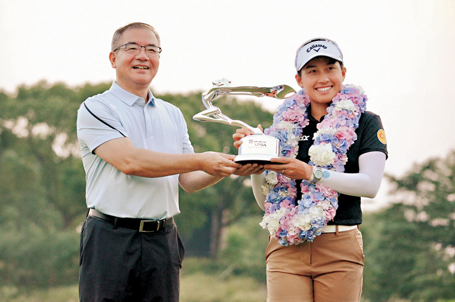 ●吉諾提提庫捧起別克LPGA錦標賽女神盃。香港文匯報記者夏微  攝