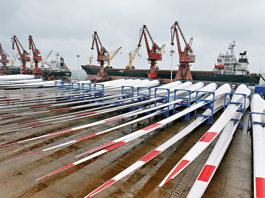 ●海關總署發布數據顯示，今年前三季度，中國貨物貿易進出口總值33.61萬億元人民幣，同比增長4%，比前8個月加快0.5個百分點。圖為10月13日在江蘇省連雲港港東方港務分公司碼頭，大批風電設備集港準備裝船出口國外。 新華社