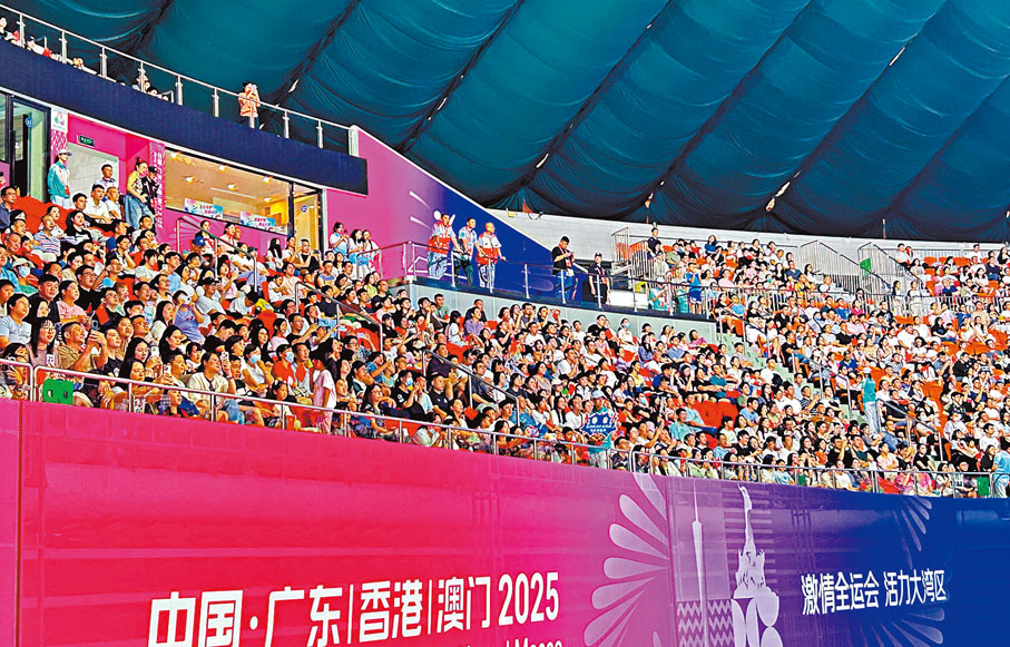 ●十五運會蹦床項目受到關注，決賽現場觀眾席滿座。香港文匯報記者敖敏輝  攝