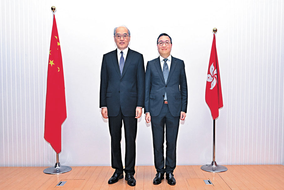 ●律政司司長林定國資深大律師（右）與最高人民法院院長張軍（左）會面。