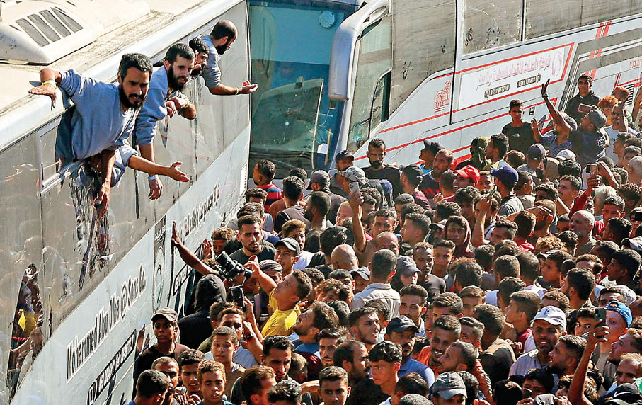 ●加沙大批民眾迎接獲釋巴人囚犯回家。 路透社