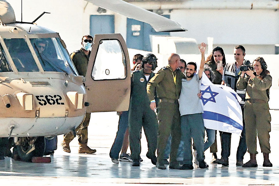 ●以色列人質坐直升機返回特拉維夫，揚手接受民眾祝賀。 法新社