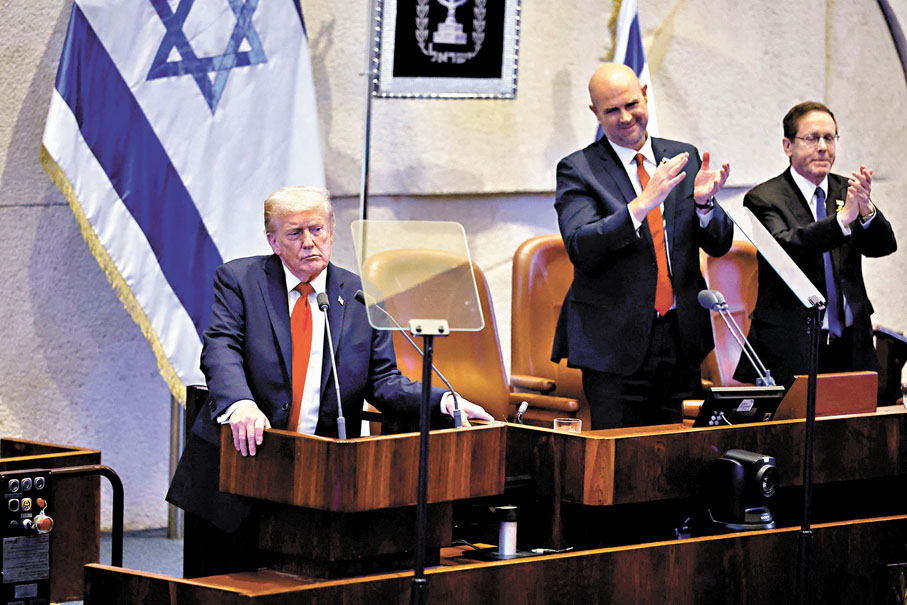 ●特朗普（左）在以色列國會發表演說，接受熱烈掌聲。 法新社