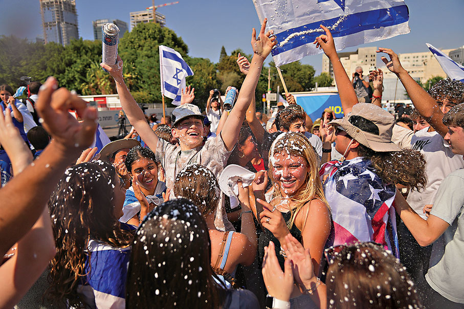 ●以色列民眾在街頭慶祝人質獲釋。 美聯社