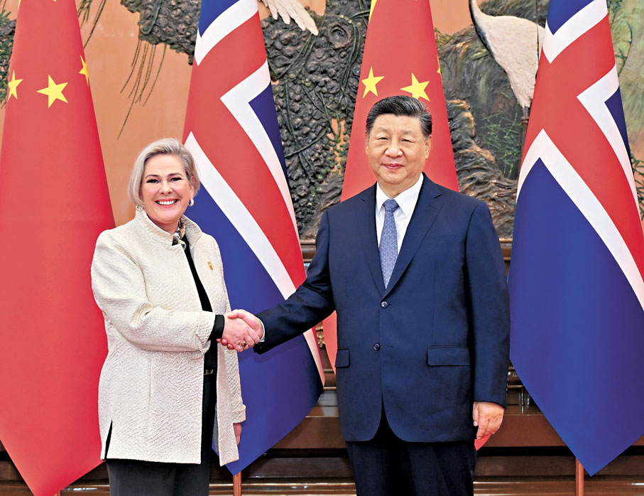 ●10月14日上午，國家主席習近平在北京人民大會堂會見來華出席全球婦女峰會的冰島總統托馬斯多蒂爾。 新華社