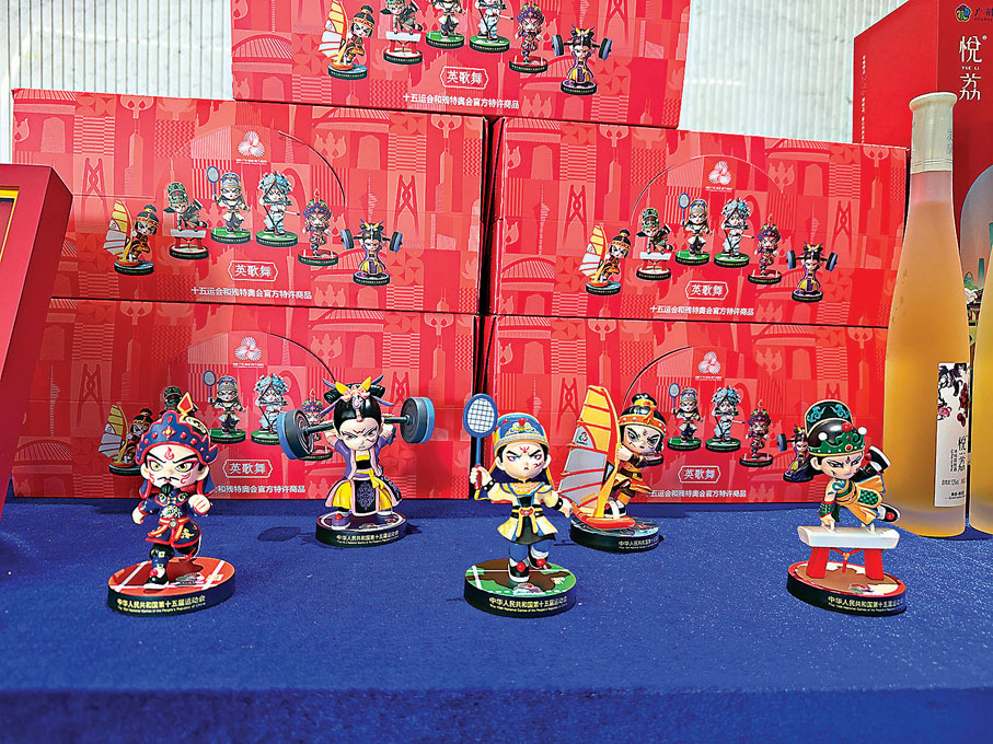 ●「廣州禮物」上新，主要有非遺和美食兩大類。圖為最受關注的「英歌手辦」盲盒。香港文匯報記者黃寶儀  攝