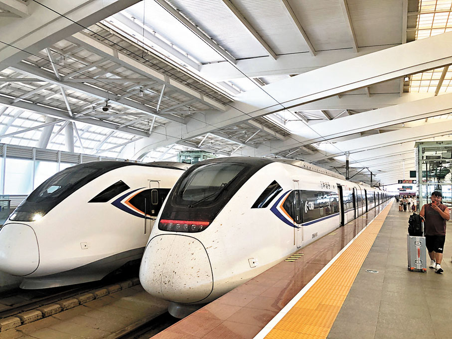 ●廣東首次立法推動「軌道上的大灣區」發展。圖為旅客在灣區城市搭乘高鐵出行。香港文匯報記者方俊明  攝