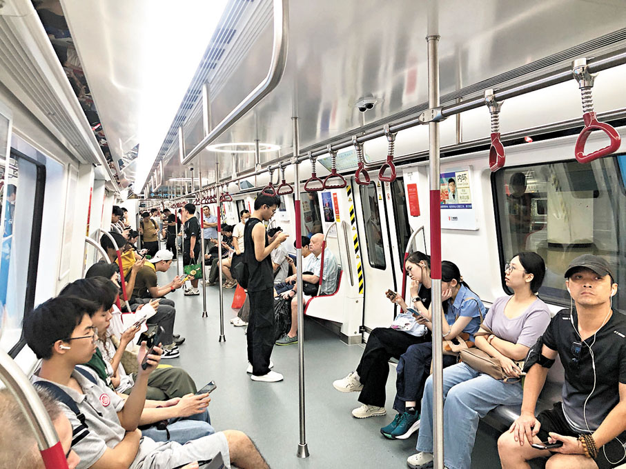 ●目前國家將粵港澳大灣區作為推動軌道交通「四網融合」的試點。圖為旅客搭乘廣州地鐵。香港文匯報記者方俊明  攝