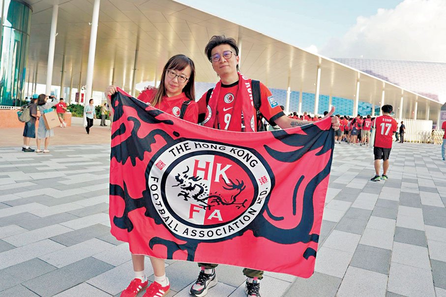 ●Stephen（右）和Tiffany因經常在港足比賽碰面而認識。 香港文匯報記者葉詩敏  攝
