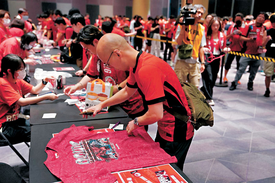 ●球迷在場外攤位搶購心頭好。香港文匯報記者葉詩敏  攝
