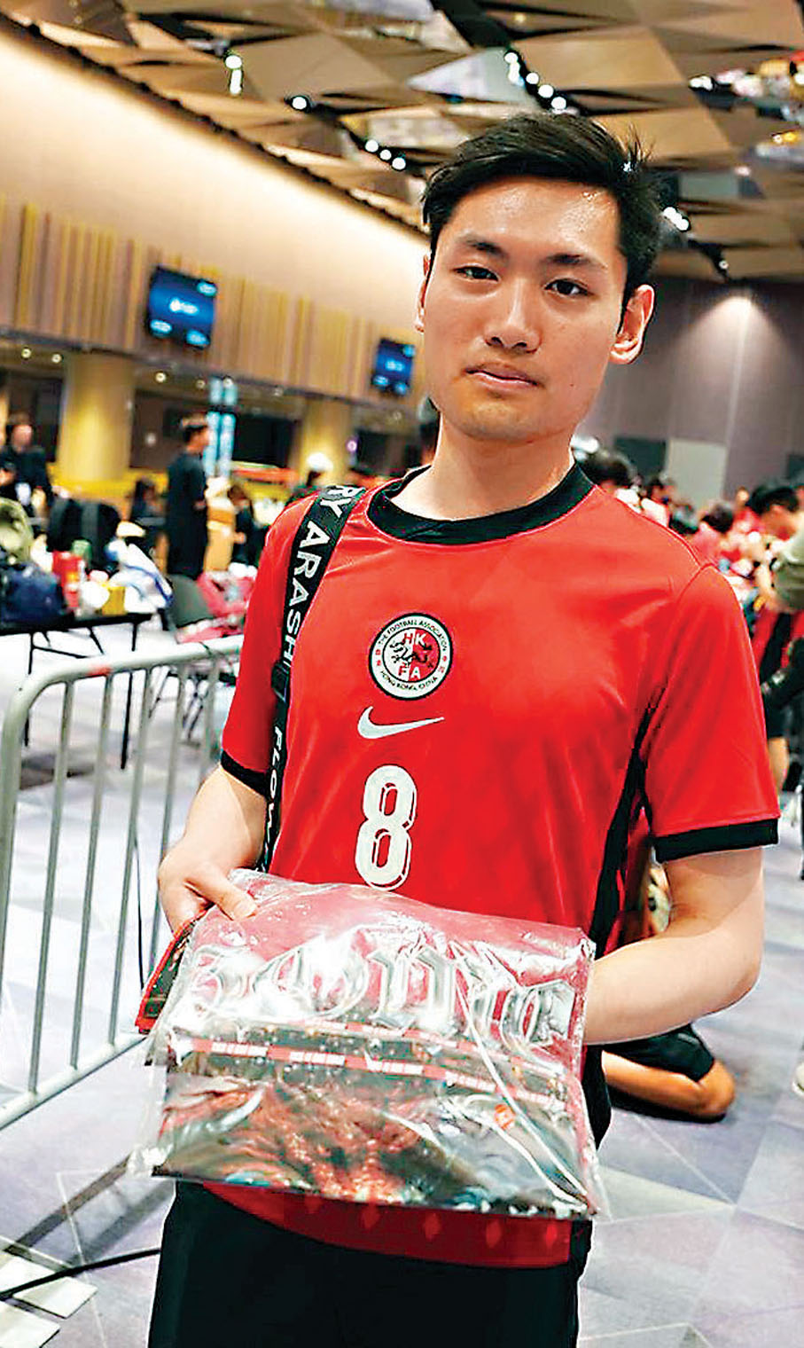 ●球迷陳先生大讚「主場之龍Tee」具紀念意義。香港文匯報記者葉詩敏  攝