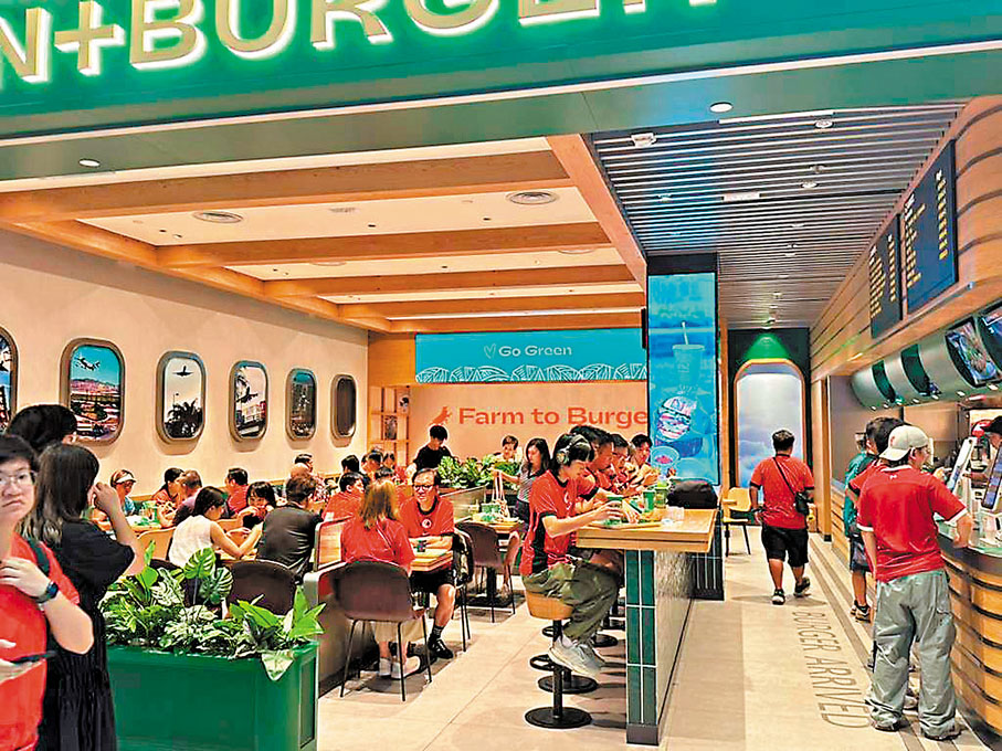 ●食肆湧現紅衣人潮。香港文匯報記者郭正謙  攝