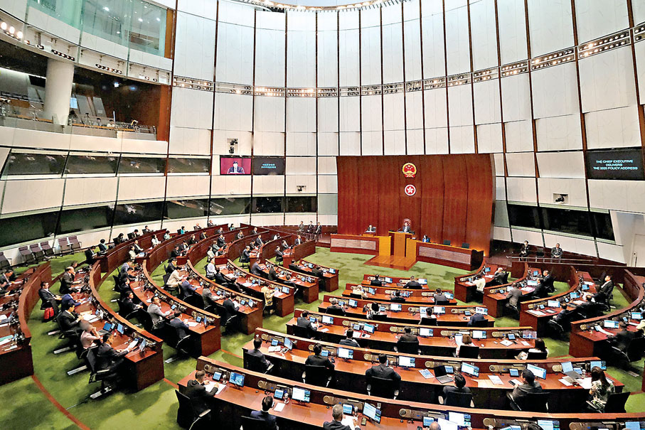 ●李家超強調，現屆立法會務實、高效審議法案工作，四年會期內，總共通過了約130條法案，較上一屆立法會的同期超出六成。圖為李家超在立法會發表新一份施政報告。  資料圖片