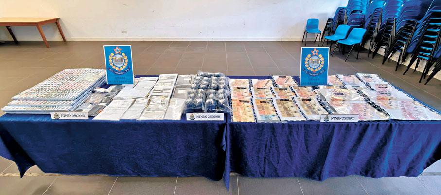 ●警方展示「烈將」行動中檢獲的大批證物。