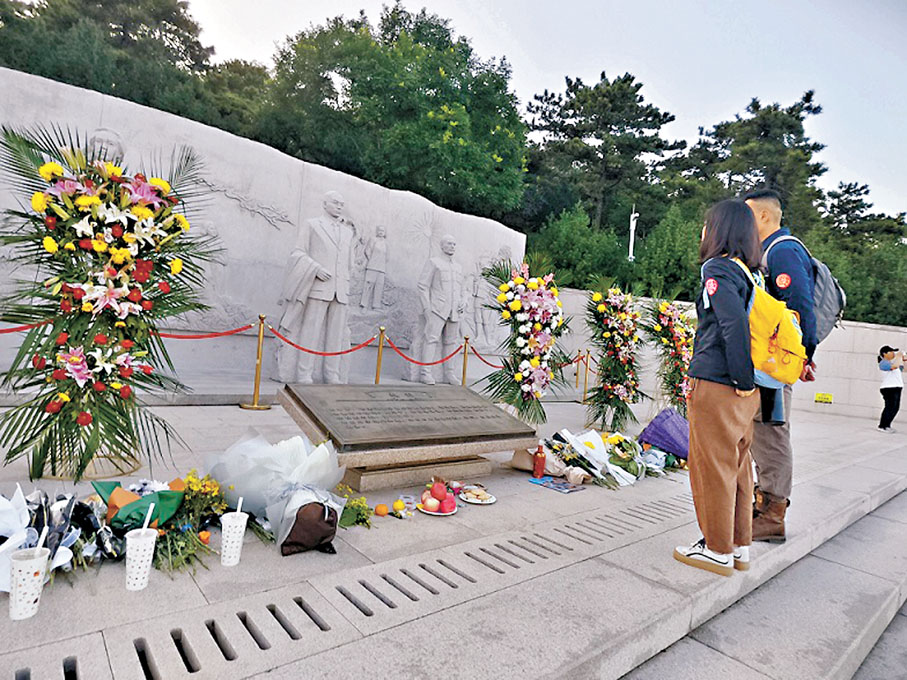 ●北京西山的無名英雄廣場上矗立着吳石、朱楓、陳寶倉、聶曦四位烈士的雕像，群眾自發前來祭拜。香港文匯報記者趙一存  攝