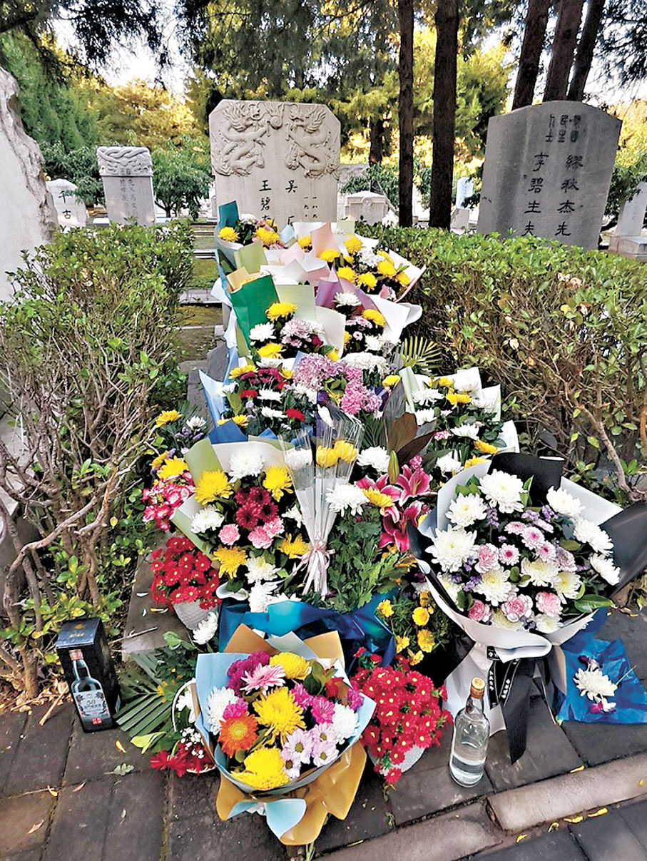 ●位於北京福田公墓的吳石夫婦合葬墓前鋪滿鮮花。