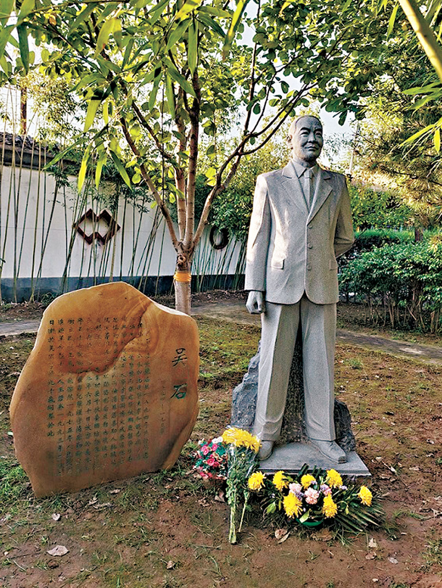 ●墓園裏吳石將軍的雕像前擺放着鮮花。香港文匯報記者趙一存  攝