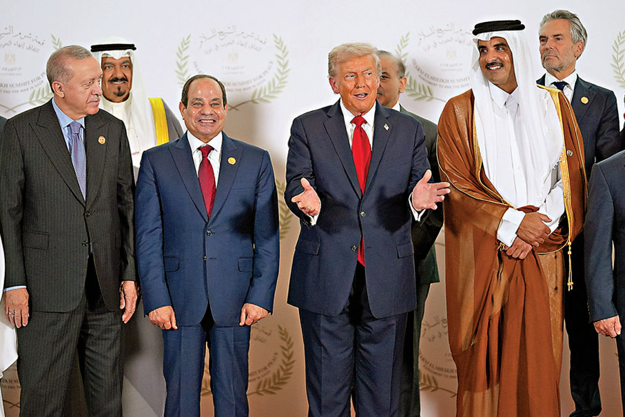 ●特朗普（前排右二）在和平峰會搶盡風頭。 美聯社