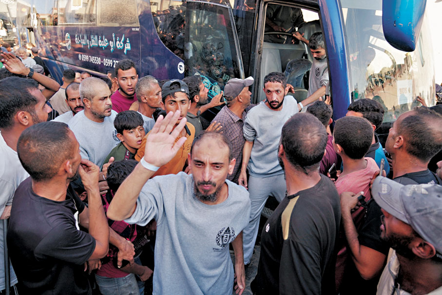 ●獲釋巴人囚犯多數體形瘦削，身上有被毆打痕跡。美聯社