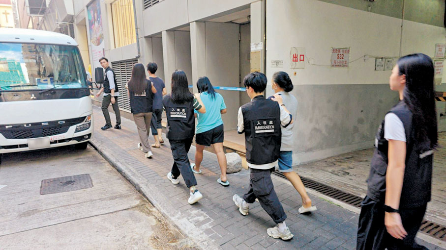 ●入境處在行動中拘捕16人。 入境處供圖