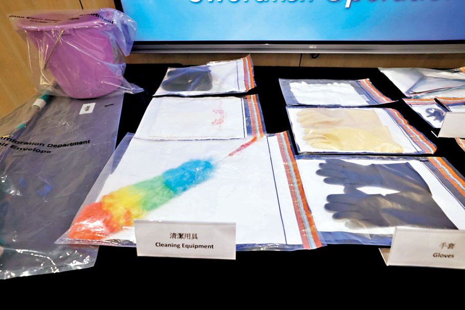 ●入境處展示檢獲的證物。 香港文匯報記者劉友光  攝