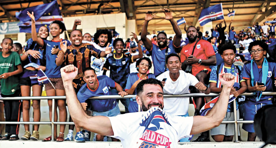 ●佛得角球員與球迷慶祝勝利。 FIFA圖片