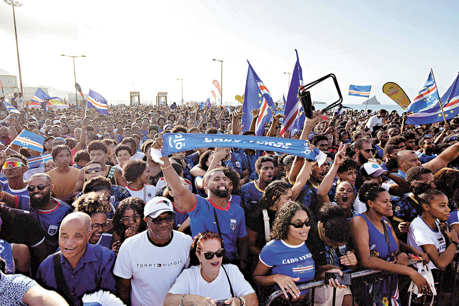 ●佛得角人民慶祝國家隊晉級明年決賽周。 法新社