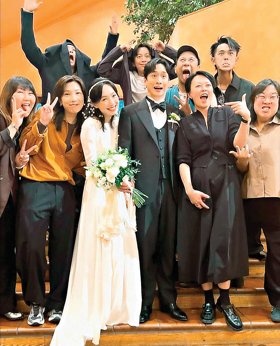 ●眾親友和劉俊謙與蔡思韵鬼馬合影。   圖：朱栢康Ig