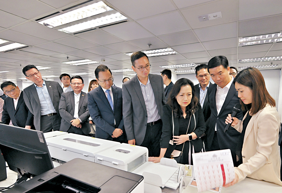 ●選舉事務處日前為立法會議員講解及示範將於今年立法會換屆選舉功能界別選舉中應用的電子點票系統。圖為選舉事務處代表向議員示範快速點票機的操作。