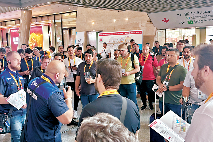 ●巴西採購商團正在認真聆聽領隊「劃重點」。香港文匯報 記者李紫妍  攝