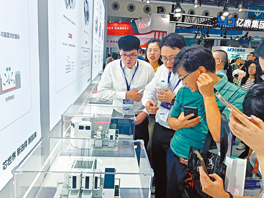 ● 觀眾在新凱來展廳觀看先進半導體設備。 香港文匯報記者李昌鴻 攝