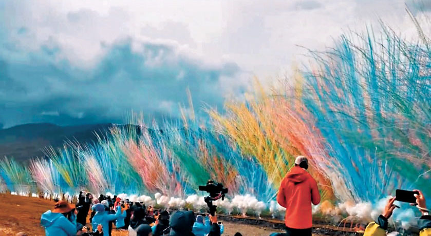 ●9月19日，知名戶外品牌「始祖鳥」聯合藝術家蔡國強，在西藏喜馬拉雅山脈江孜縣一地區燃放藝術煙花《升龍》。 資料圖片
