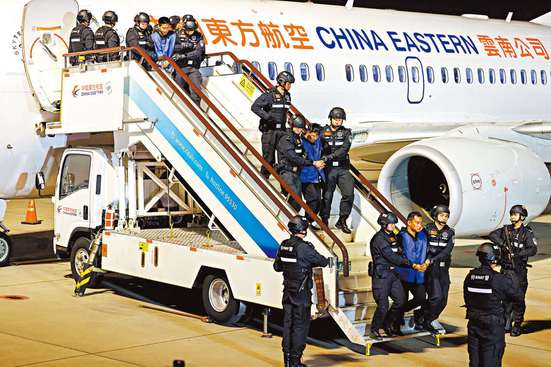 ●2024年1月30日，在雲南昆明長水機場，白所成、白應蒼、魏懷仁、劉正祥、劉正茂、徐老發等10名緬北重大犯罪嫌疑人被我公安機關成功押解回國。 資料圖片