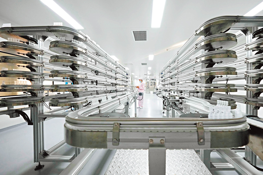 ●中國生物科技的發展速度驚人。圖為內地石家莊一家製藥公司工人在車間工作。 資料圖片