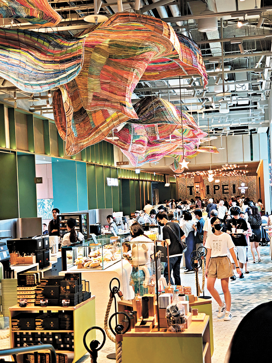 ●信義Dream Plaza星巴克台灣旗艦店充滿藝術氣氛。