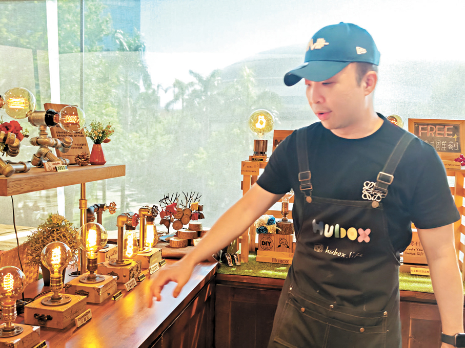 ●手作復古工業風燈具DIY體驗，由年輕店長親自指導。