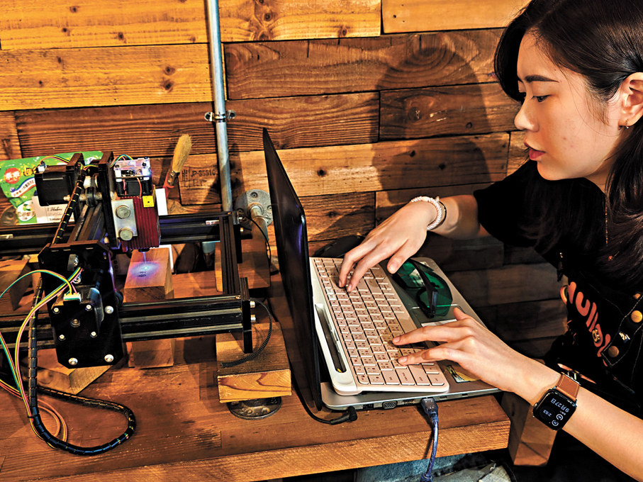 ●職員幫手用鐳射刻字。