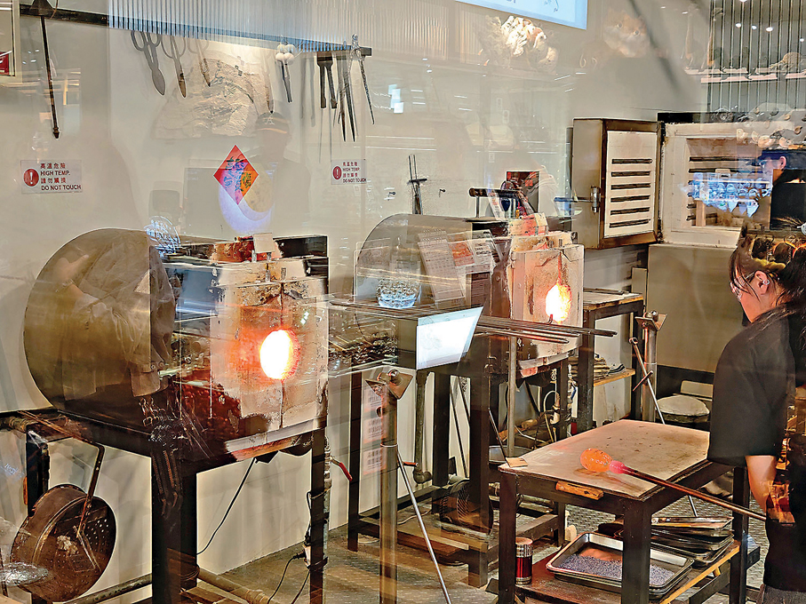 ●吹製玻璃器皿體驗是把玻璃放進烤爐燒紅，再給體驗者「吹」。