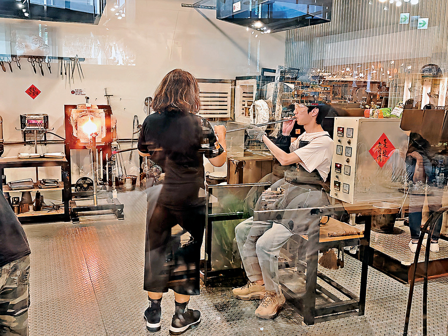 ●體驗者在專人協助下「吹」玻璃。