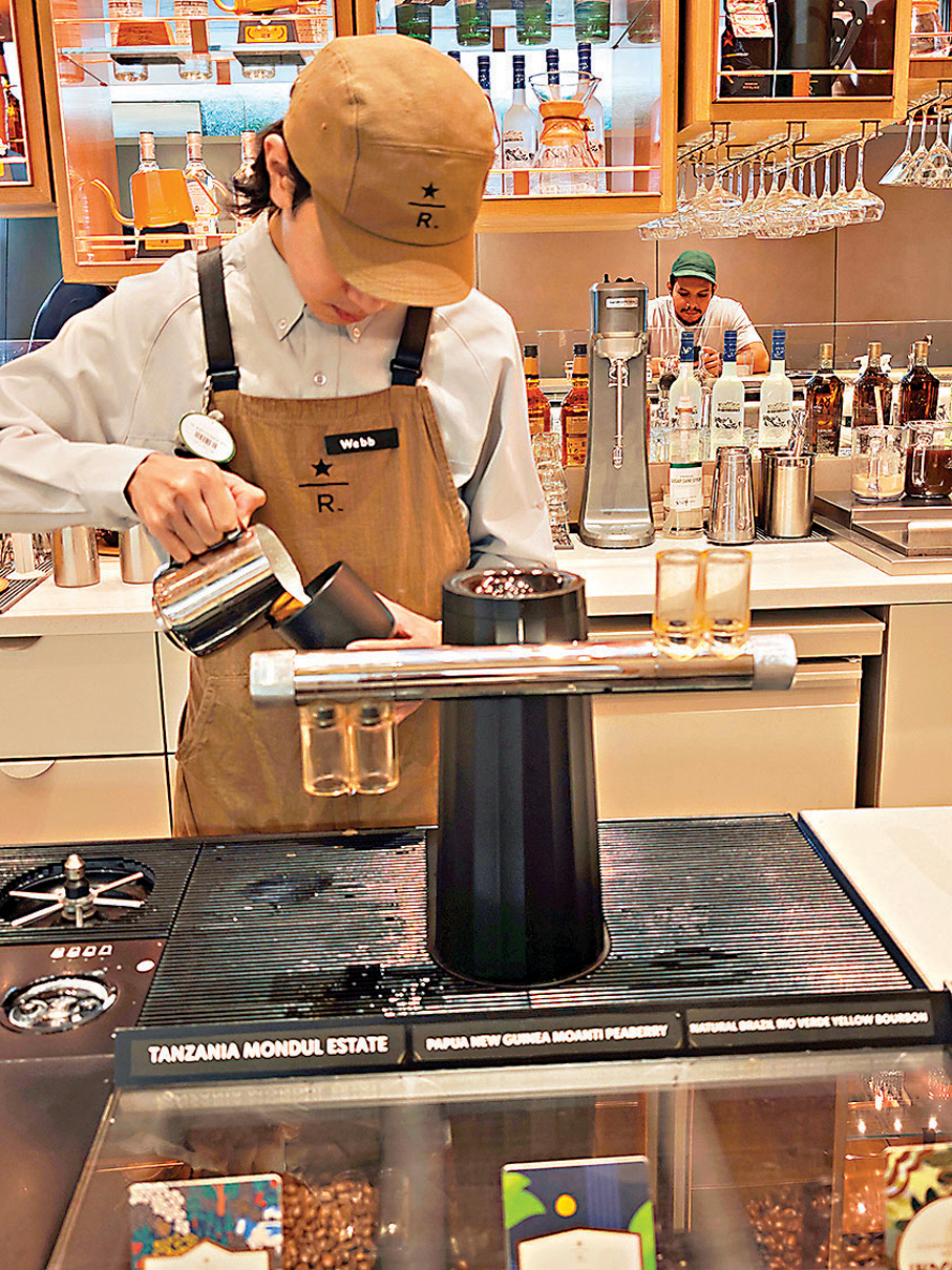 ●咖啡旗艦店內，調咖啡的儀器很特別。