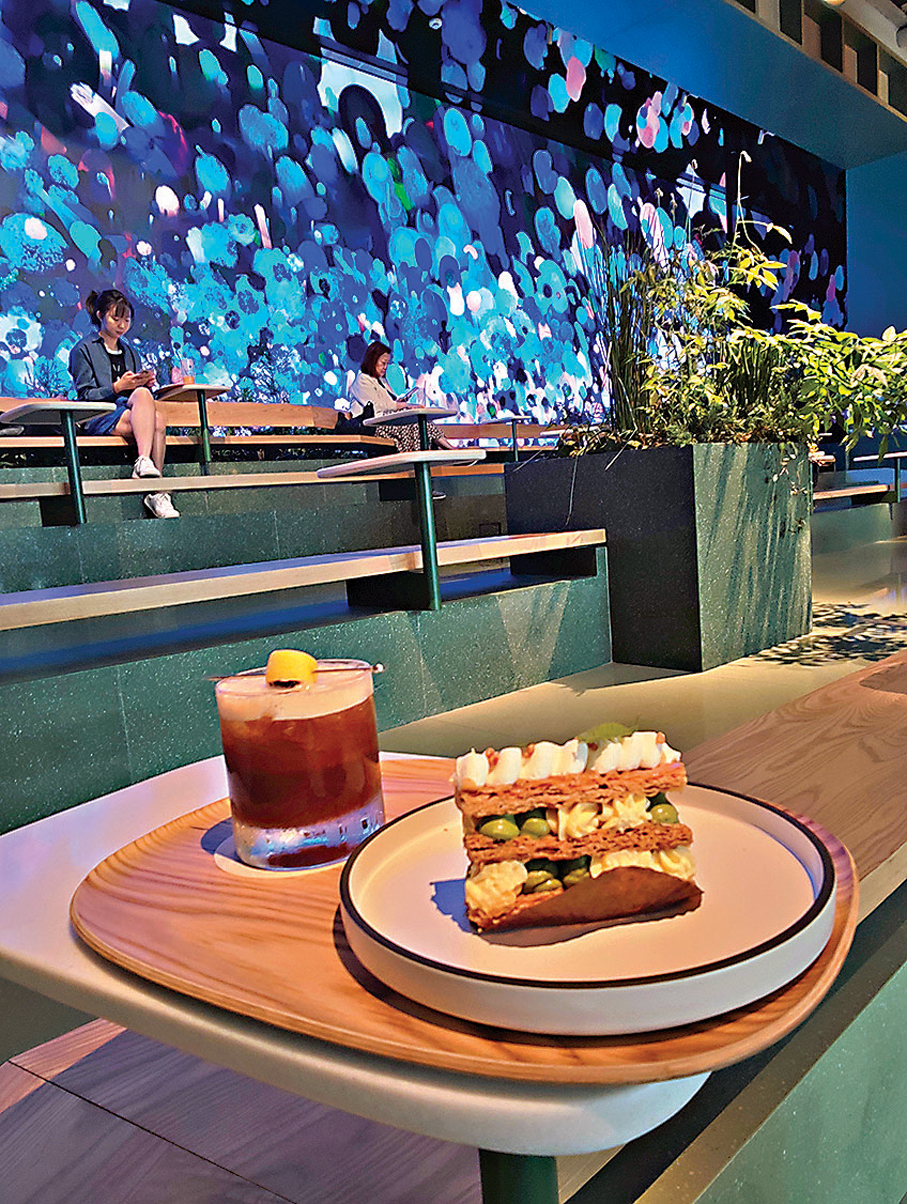 ●旗艦店正面大堂的大熒幕配上數碼科技，可以顯示人流入座情況，非常有氣勢。