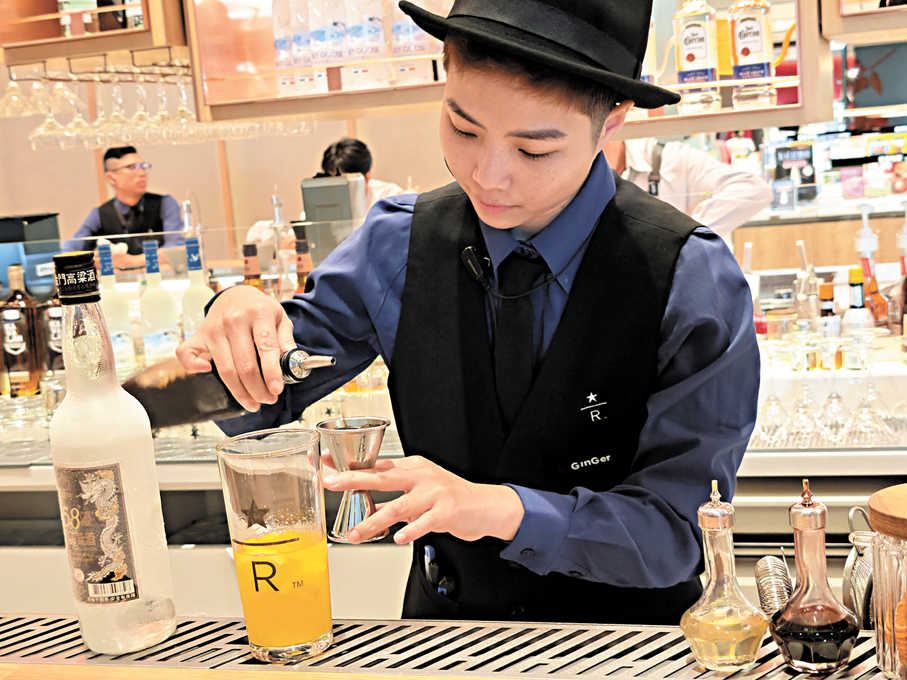 ●旗艦店設調酒區，有專業調酒師負責。