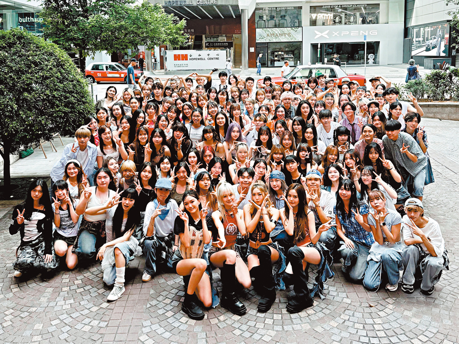 ●VIVA與眾舞者合影。  主辦方供圖