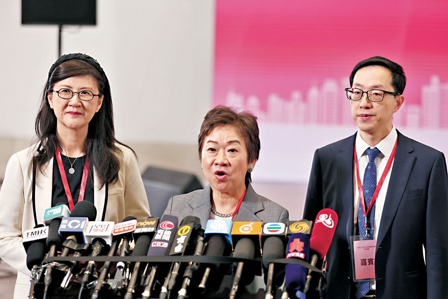 ●左起：彭韻僖、王惠貞、盧金榮 　香港文匯報記者萬霜靈  攝