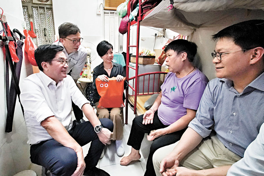 ●今年6月，黃偉綸（左一）、何永賢（左三）及陳克勤（右一）探訪獨居劏房的長者。 資料圖片