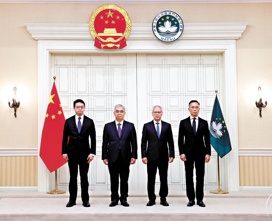 ●澳門特區行政長官岑浩輝（左三）與新任行政法務司司長黃少澤（左二）、新任保安司司長陳子勁（左四）、新任檢察院檢察長唐曉峰（左一）合影。澳門特區政府新聞局圖片