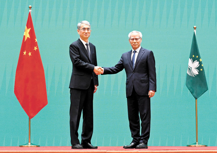 ●澳門特區行政長官岑浩輝（右）與第八屆立法會主席張永春合影。 澳門特區政府新聞局圖片